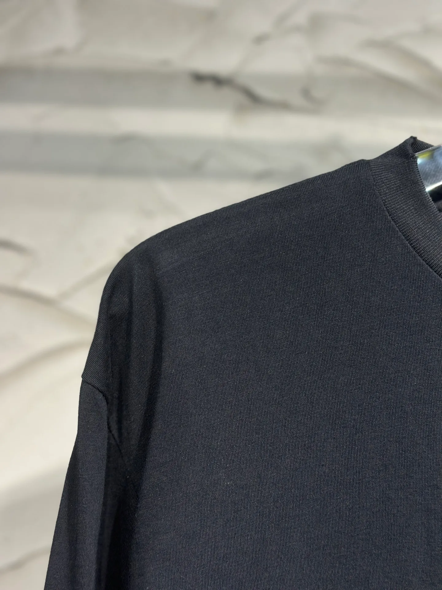 Acne Studios New Arrivalacne T-shirt. Nice-looking black and white. Pocket Series long-sleeved T-shirt. It has a relaxed atmosphere. It is inseparable from the easy-to-wear T-shirt in all seasons. Acne has a lazy and relaxed atmosphere. Ac T-shirts are throughout my wardrobe in all seasons. They are also very easy to wear as a base layer in autumn and winter! Original version developed to create matching color fabric pocket printing design Versatile Classic Loose fit Men and women Same Style Black White Size: S M L XL